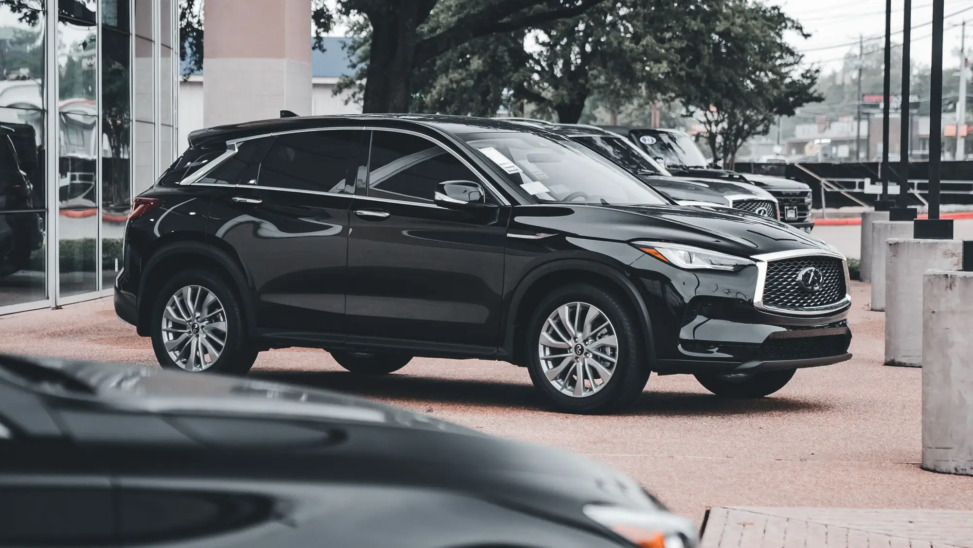 SUV preto estacionado num stand de viaturas ao ar livre
